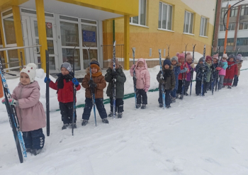 В ноябре 2024 года в нашем детском саду начались активные лыжные тренировки в рамках дополнительной образовательной общеразвивающей программы «Бегом по лыжне»